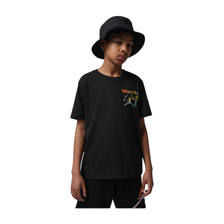 Maglietta Jordan Kids "World Tour", T-shirt sportiva con logo Jordan, colore nero, dettagli grafici colorati.