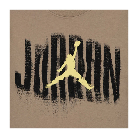 Maglietta Jordan Kids Distressed JDB, T-shirt bambino khaki con logo Jordan e dettagli consumati, vestibilità comoda e stile sportivo.