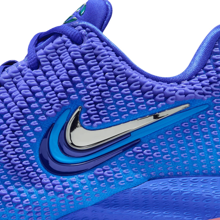 Nike Caitlin Clark 1 – dettaglio linguetta logo CC numero 22 firma lato