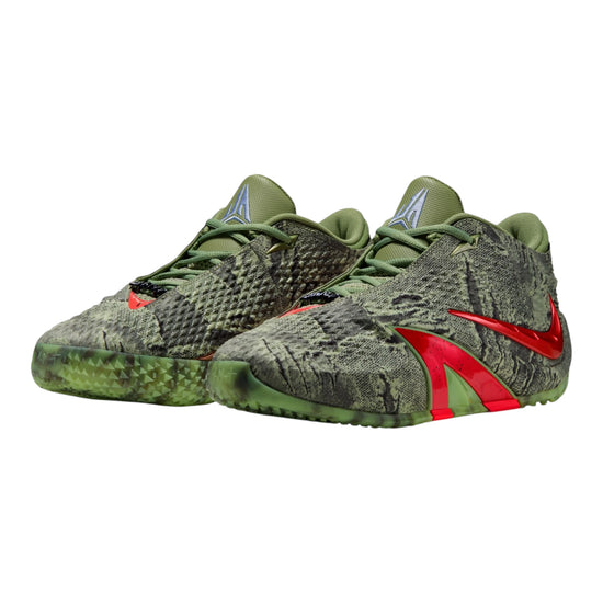 Nike Ja 4 Zombie Halloween IO7939-300 – vista di 3/4 upper distressed Oil Green Bright Crimson Swoosh