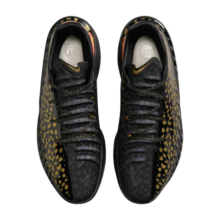 Scarpe da basket Nike GT Cut 4 "Gold Panther" di Victor Wembanyama, design con dettagli dorati e suola bianca.