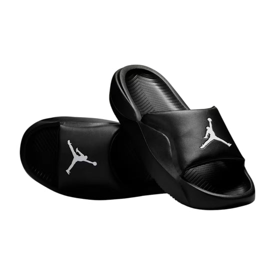 Ciabatte Jordan Franchise Slides da uomo nere e bianche, comode e leggere, con design sportivo e logo Jordan visibile.