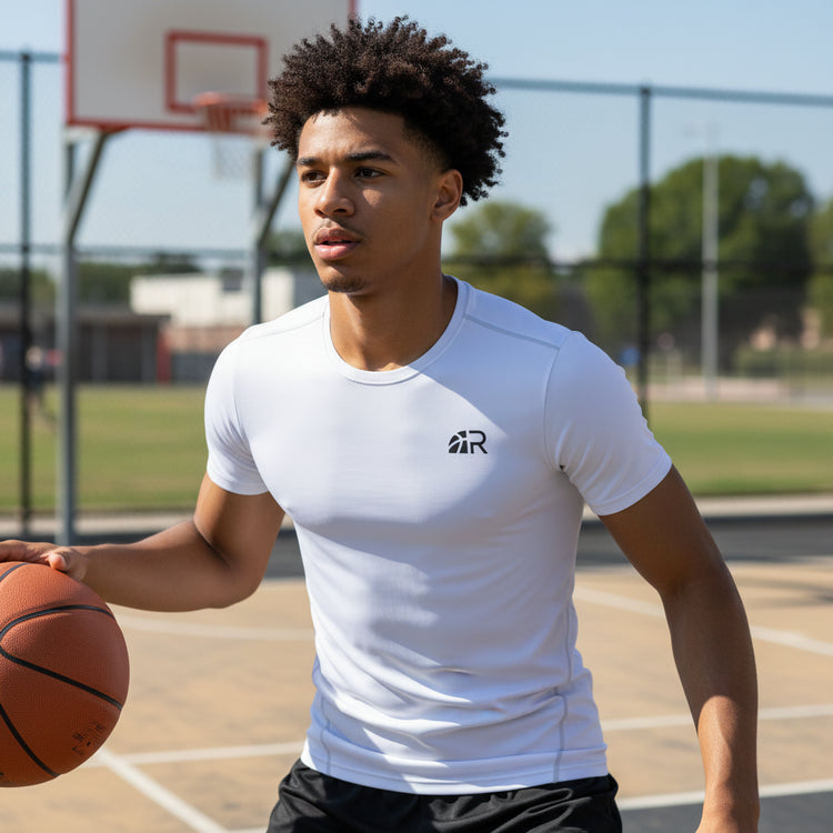 Maglietta intimo tecnico a manica corta Rookie Tech di Rookie Basketball, tessuto compressivo bianco per scaldare i muscoli.