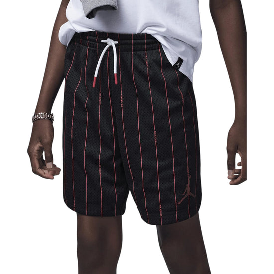 Pantaloncini Jordan Kids MJ Essentials Stripe neri 95B462-023 – vista frontale banda laterale Dri-FIT vita elastica - indossato
