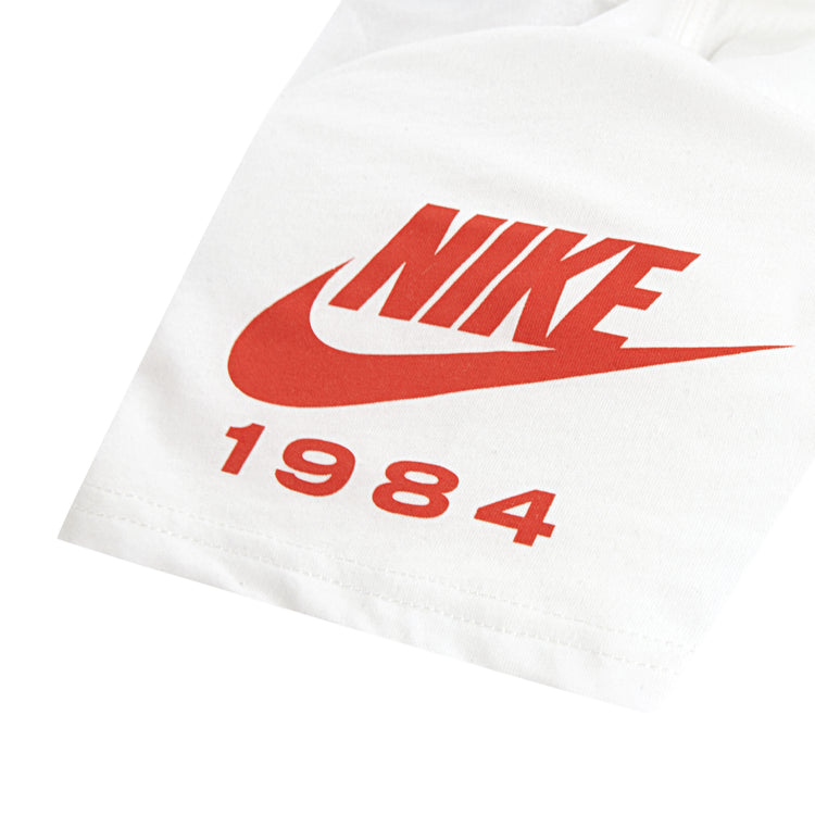 Maglietta Jordan 1984 Vintage per bambini, t-shirt bianca con dettagli rossi e neri, logo Jordan visibile.