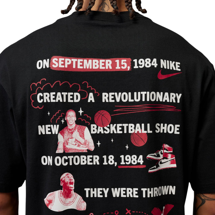 T-shirt Nike Air Jordan Brooklyn Banned in nero e rosso, con logo NBA, per uomo, fronte con design iconico.