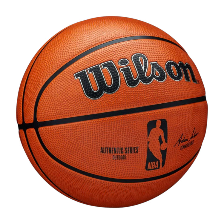 Pallone basket Wilson NBA Authentic Series Outdoor, taglia 7, in stabile materiale per uso esterno, con logo NBA visibile.