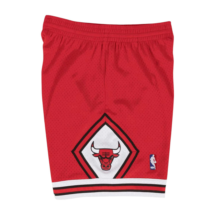 Pantaloncini NBA Bulls 97-98 Mitchell & Ness in colore scarlatto, pantaloncini sportivi con logo Bulls, stile vintage e autentico.