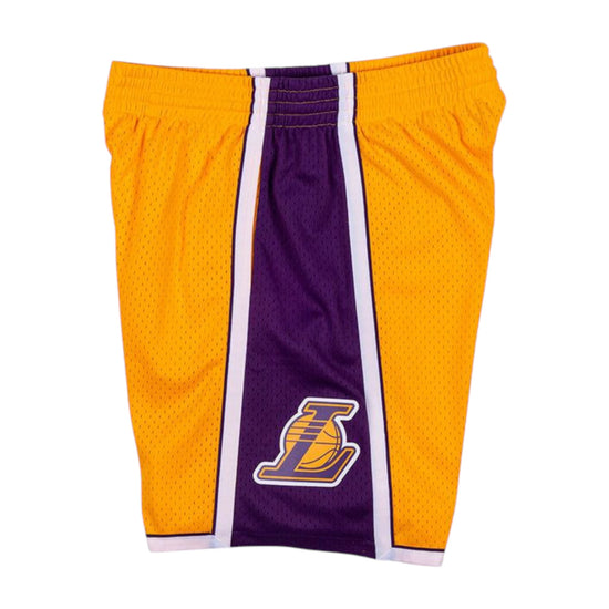 Pantaloncini NBA Lakers 2009 Mitchell & Ness Swingman, oro e viola, con dettagli ufficiali e logo Lakers.