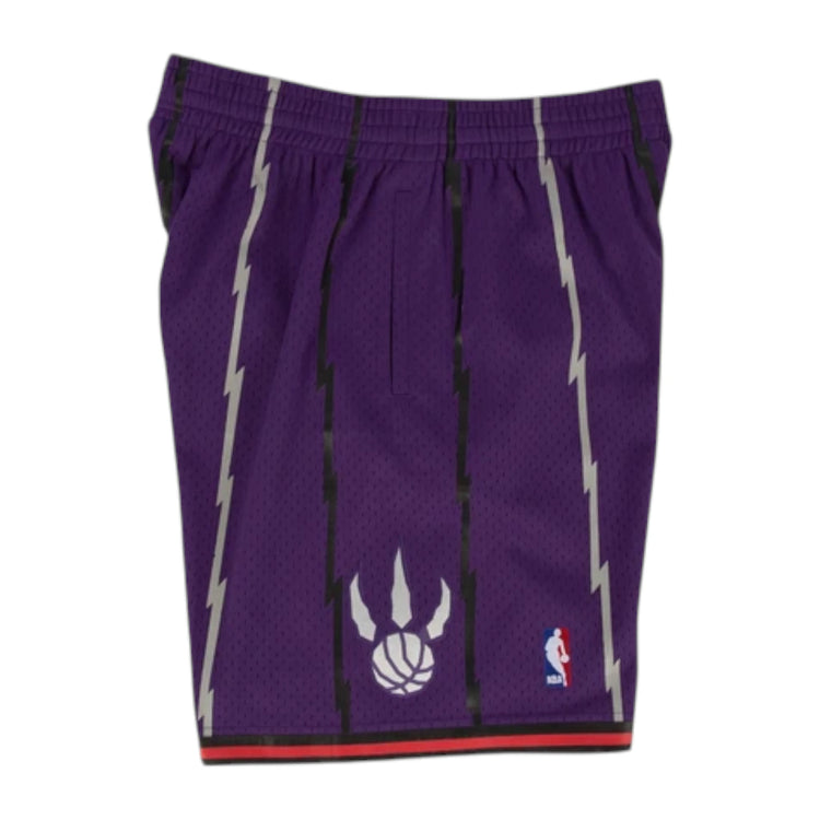 Pantaloncini NBA Mitchell & Ness Raptors 98-99 viola, shorts sportivi con logo e dettagli in stile vintage.