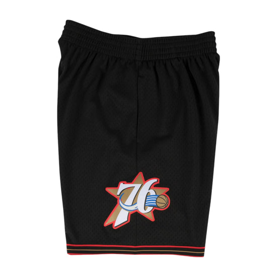 Pantaloncini NBA Philadelphia 76ers Mitchell & Ness Swingman shorts da trasferta del 2000, stile sportivo e originale.