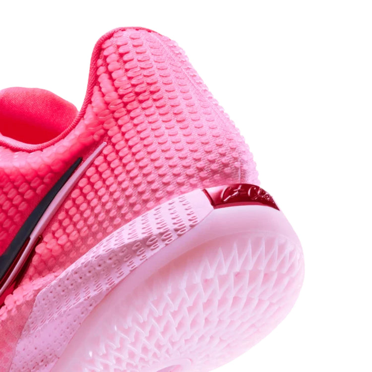 Nike Caitlin 1 Midnight Fever – vista posteriore del tallone con placca metallizzata recante la firma di Caitlin Clark