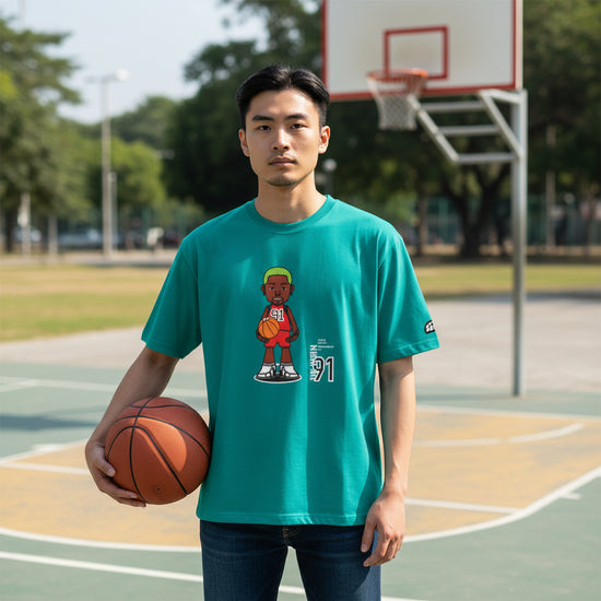 T-shirt ROOKIE BASKETBALL THE WORM in colore teal, vista frontale indossata, con logo visibile e dettagli del tessuto.