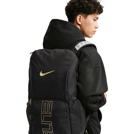 Zaino basket Nike Varsity Elite 32L nero oro HM9965-013 – vista frontale tasca esterna dettagli oro metallizzato indossato