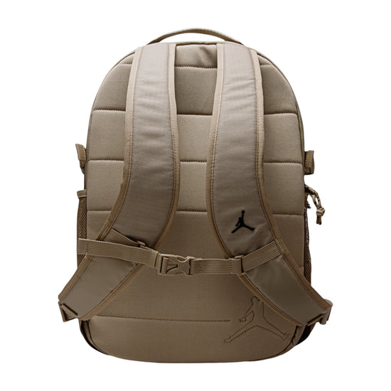 Zaino Jordan Jam Blacktop Backpack da 25L con dettagli in colore marrone, stile sportivo e logo Jordan visibile.