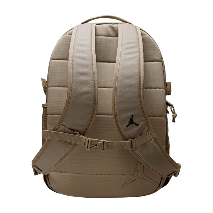 Zaino Jordan Jam Blacktop Backpack da 25L con dettagli in colore marrone, stile sportivo e logo Jordan visibile.