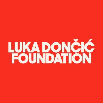 Giovane atleta di basket in allenamento su un campo all'aperto - iniziativa Stay in Play della Luka Dončić Foundation