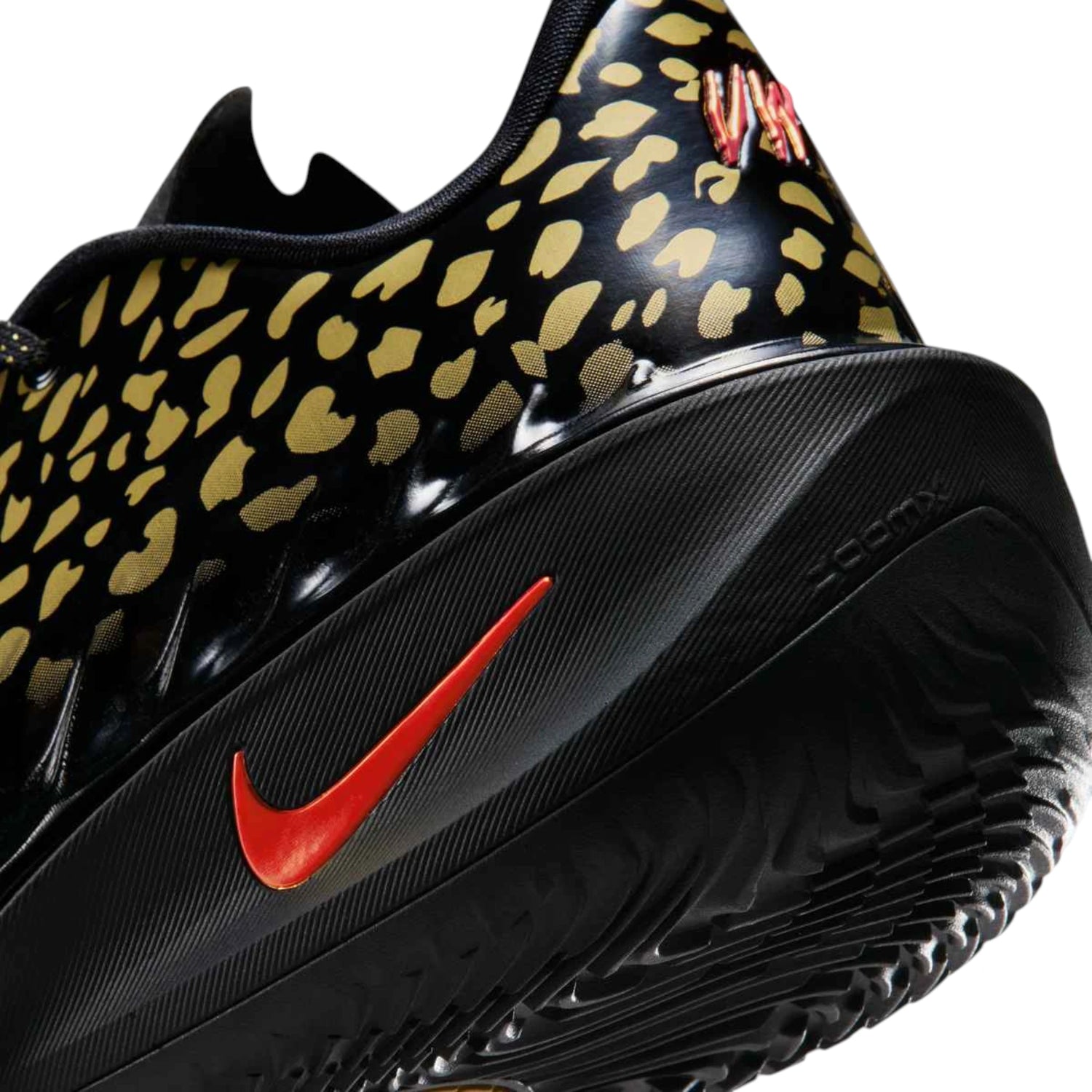 Scarpe da basket Nike GT Cut 4 "Gold Panther" di Victor Wembanyama PE, design con dettagli dorati e suola in gomma.