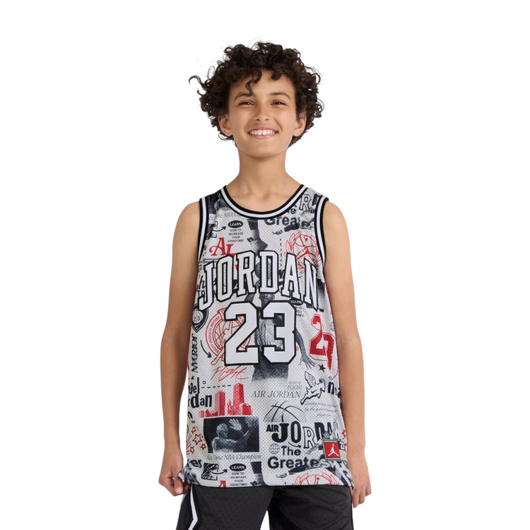 Canotta Jordan Kids AOP Jersey in tessuto traspirante con logo Jordan, colore bianco e blu, vista frontale, tessuto morbido e comodo.
