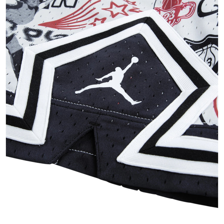 Pantaloncini basket Jordan Diamond Kids AOP per bambini, in tessuto leggero con motivo all-over, logo Jordan visibile.