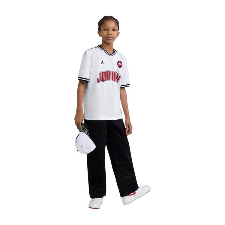 Maglietta Jordan Sport Jersey Kids bianca, T-shirt sportivo per bambini con logo Jordan, tessuto comodo e stile sportivo.
