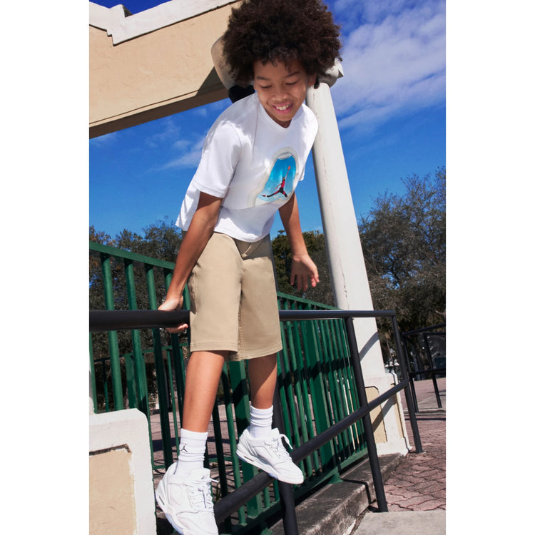 Pantaloncini Jordan Kids "We Outside" Skate in khaki, corti, con logo Jordan, tessuto morbido e stile sportivo.