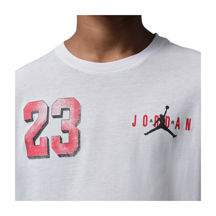 T-shirt per bambini Jordan Brooklyn Varsity Tee, maglietta casual con logo Jordan e dettagli sportivi in bianco e nero.