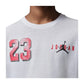 T-shirt per bambini Jordan Brooklyn Varsity Tee, maglietta casual con logo Jordan e dettagli sportivi in bianco e nero.
