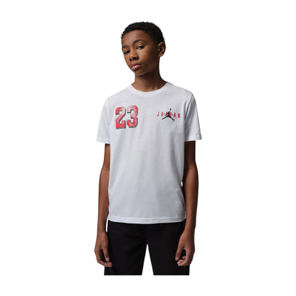 Maglietta Jordan Brooklyn Varsity Tee per bambini, maglietta sportiva con logo Jordan e design casual in cotone.
