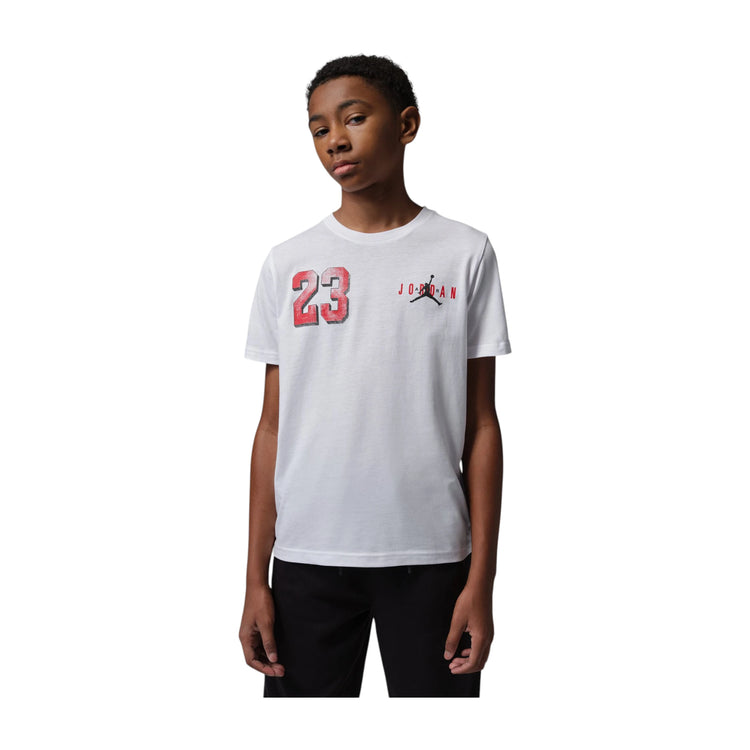 Maglietta Jordan Brooklyn Varsity Tee per bambini, maglietta sportiva con logo Jordan e design casual in cotone.