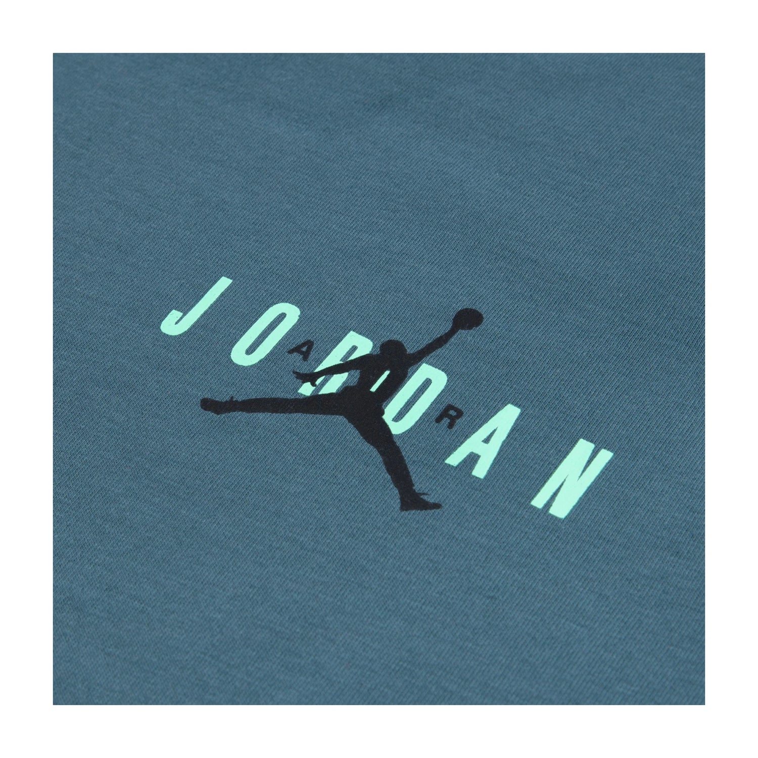 Maglietta Jordan Brooklyn Varsity Tee per bambini, t-shirt colorata con logo Jordan, tessuto morbido e comodo.