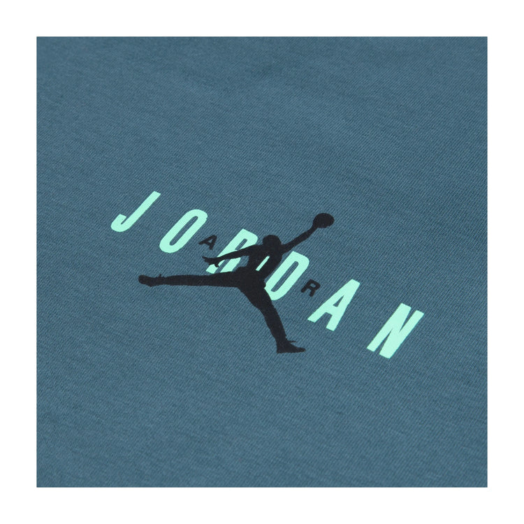 Maglietta Jordan Brooklyn Varsity Tee per bambini, t-shirt colorata con logo Jordan, tessuto morbido e comodo.