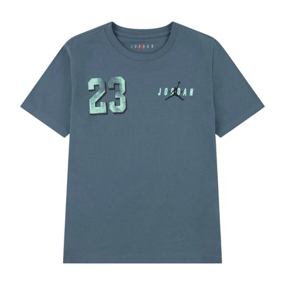 T-shirt Jordan Brooklyn Varsity per ragazzi, maglietta sportiva con logo Jordan, stile varsity e design colorato.