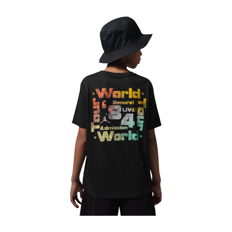 Maglietta Jordan Kids "World Tour" T-shirt nera con logo e grafica colorata, vestibilità comoda e stile sportivo.