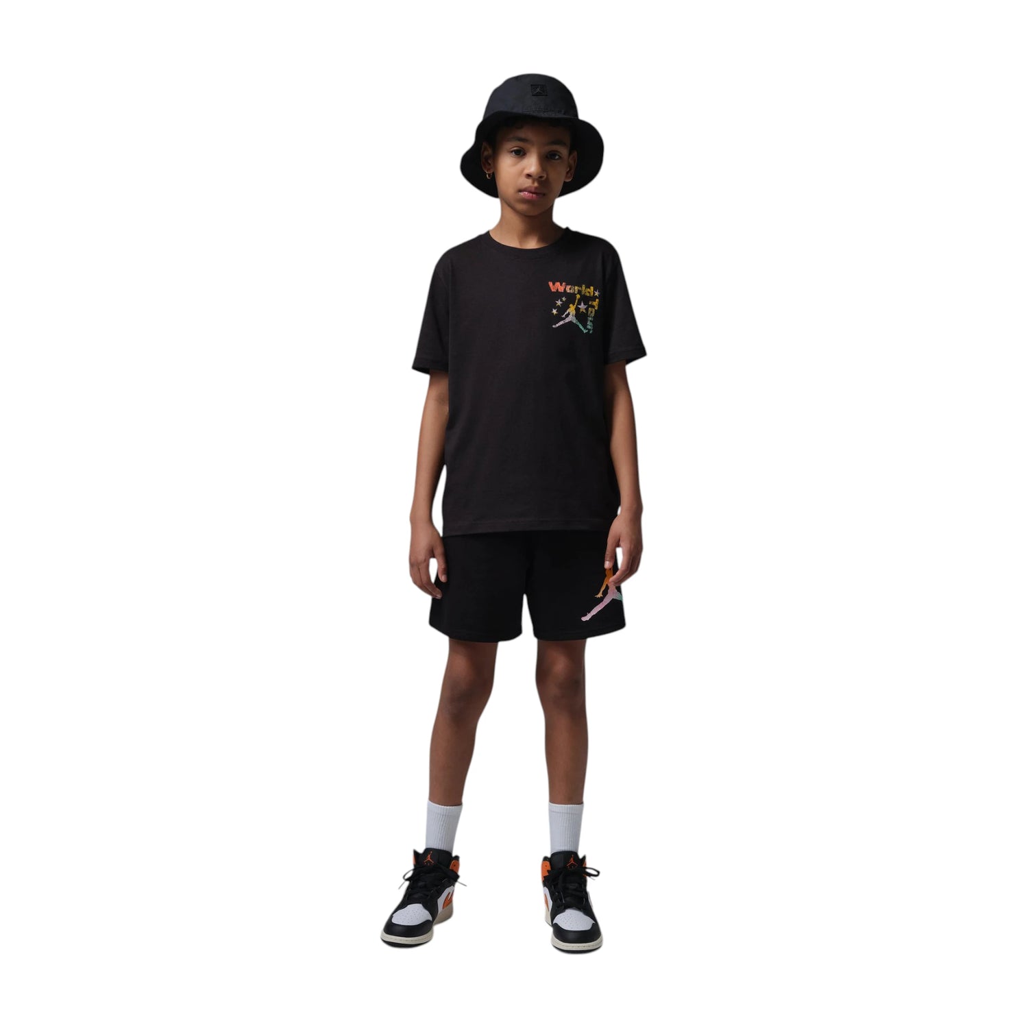 Maglietta Jordan Kids "World Tour" T-shirt con logo e grafica colorata, tessuto morbido e comodo per bambini.