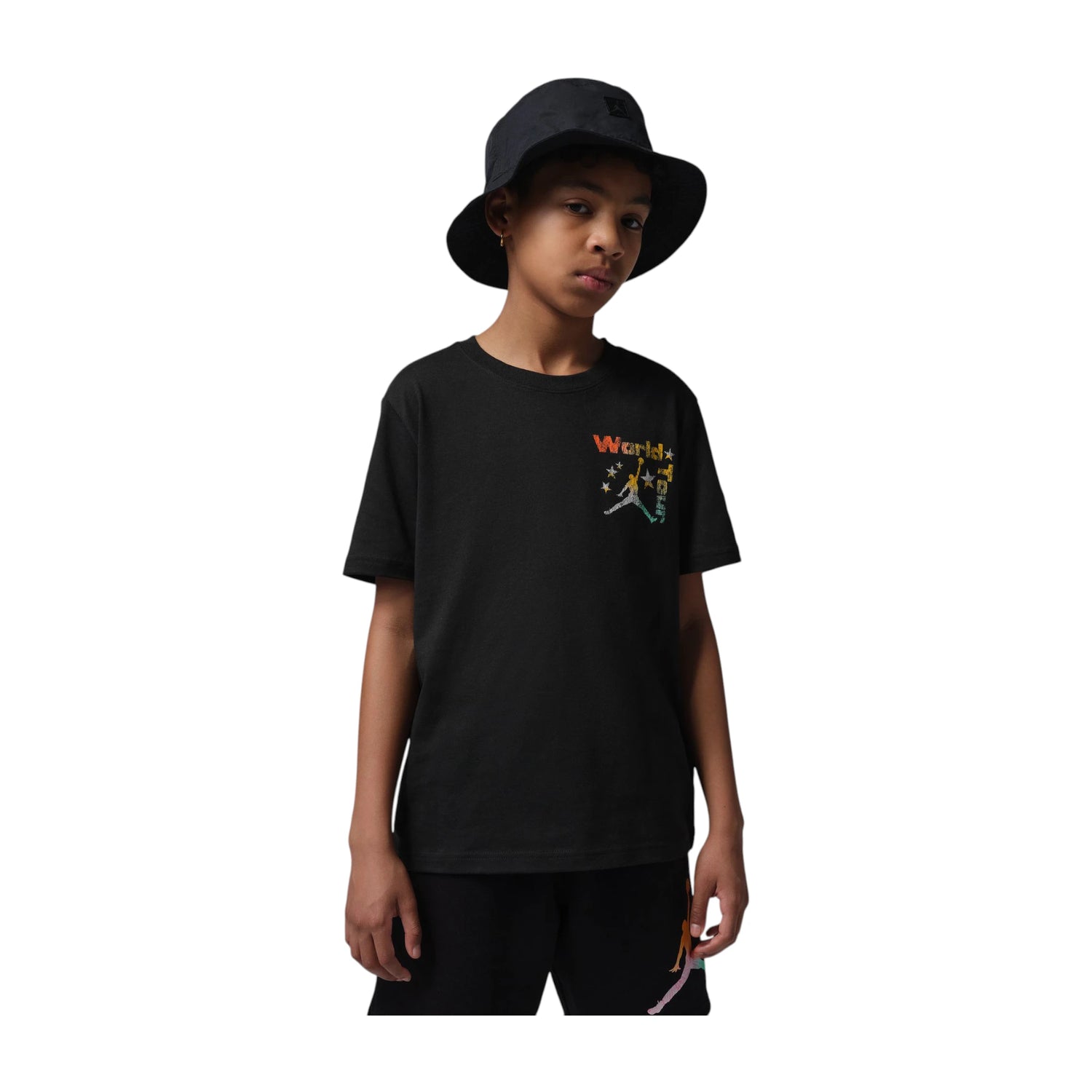 Maglietta Jordan Kids "World Tour", T-shirt sportiva con logo Jordan, colore nero, dettagli grafici colorati.