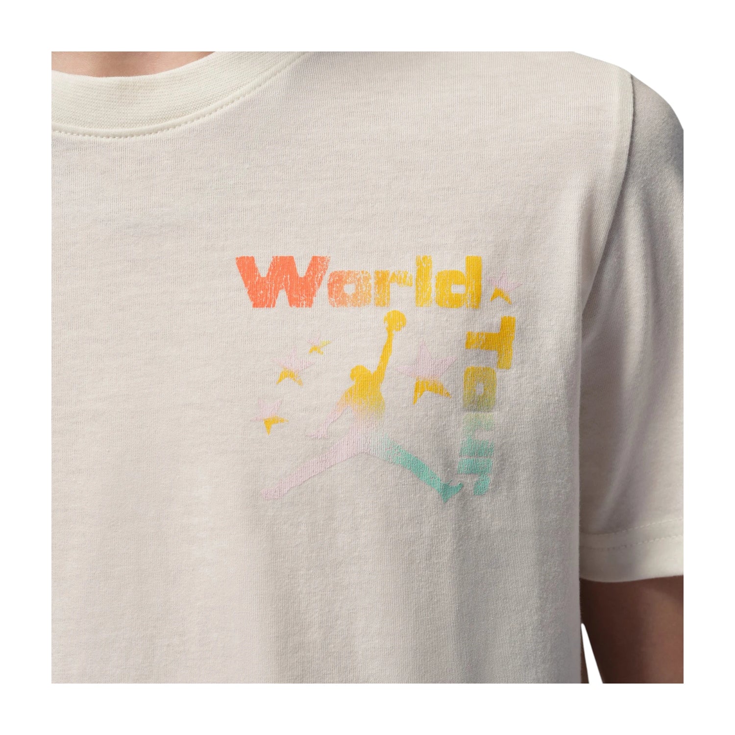 Maglietta Jordan Kids World Tour per bambini, tessuto morbido, design colorato con logo Jordan, indossata con maniche corte.