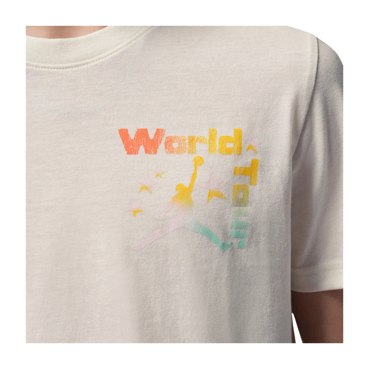 Maglietta Jordan Kids World Tour per bambini, tessuto morbido, design colorato con logo Jordan, indossata con maniche corte.