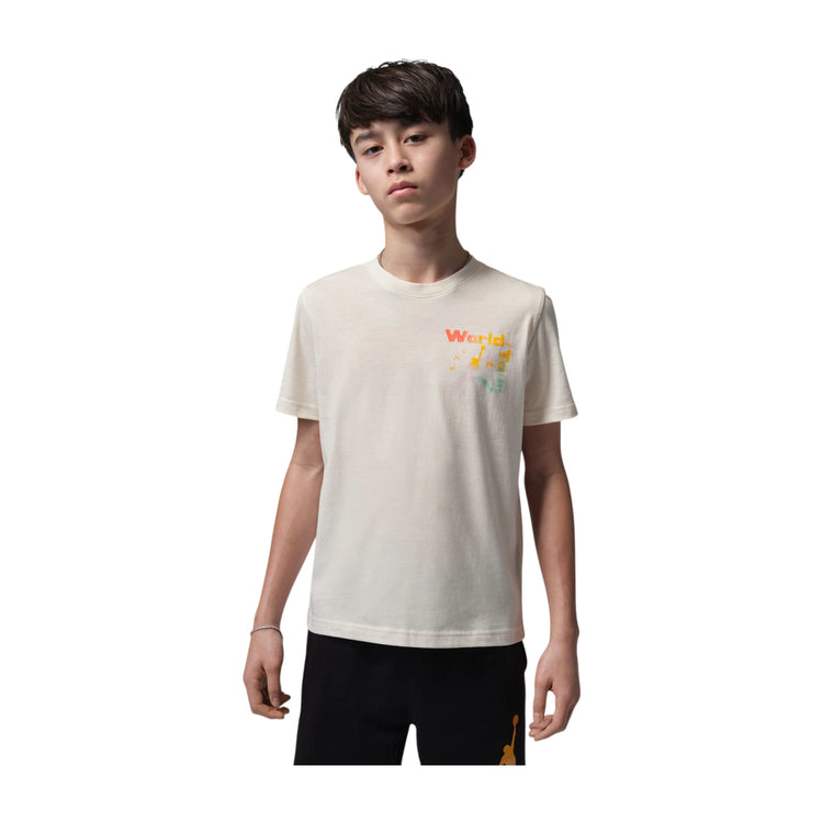T-shirt Jordan Kids World Tour per bambini, maglietta sportiva con logo Jordan, colore bianco e dettagli vivaci.