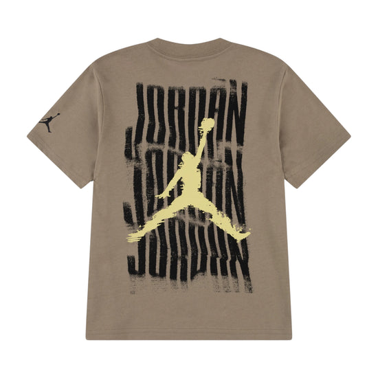 Maglietta Jordan Kids Distressed JDB, T-Shirt bambino color khaki con dettagli usurati e logo Jordan sul davanti.