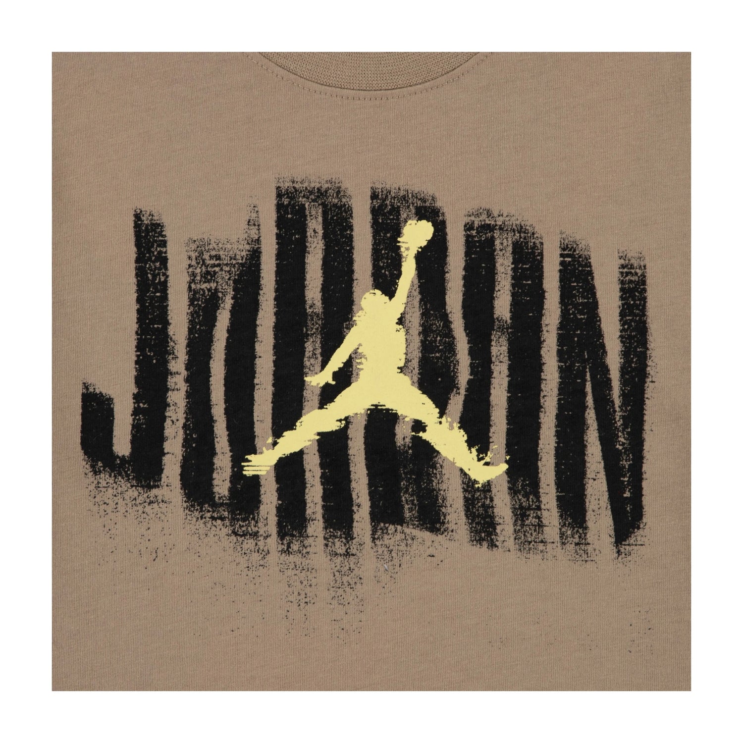 Maglietta Jordan Kids Distressed JDB, T-shirt bambino khaki con logo Jordan e dettagli consumati, vestibilità comoda e stile sportivo.