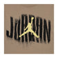 Maglietta Jordan Kids Distressed JDB, T-shirt bambino khaki con logo Jordan e dettagli consumati, vestibilità comoda e stile sportivo.