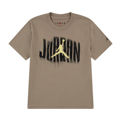 Maglietta Jordan Kids Distressed JDB, T-shirt bambino color khaki con dettagli consumati e logo Jordan, vista frontale.