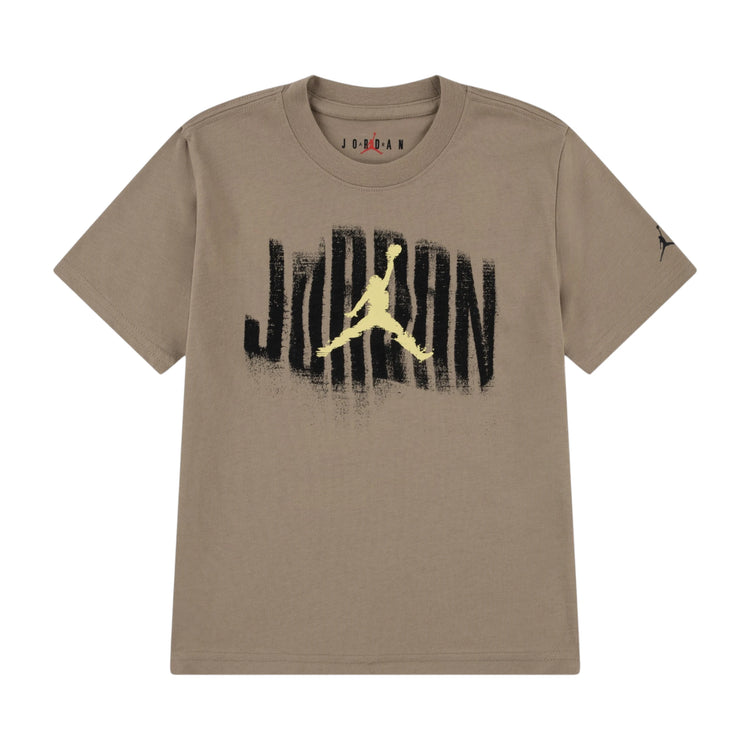 Maglietta Jordan Kids Distressed JDB, T-shirt bambino color khaki con dettagli consumati e logo Jordan, vista frontale.