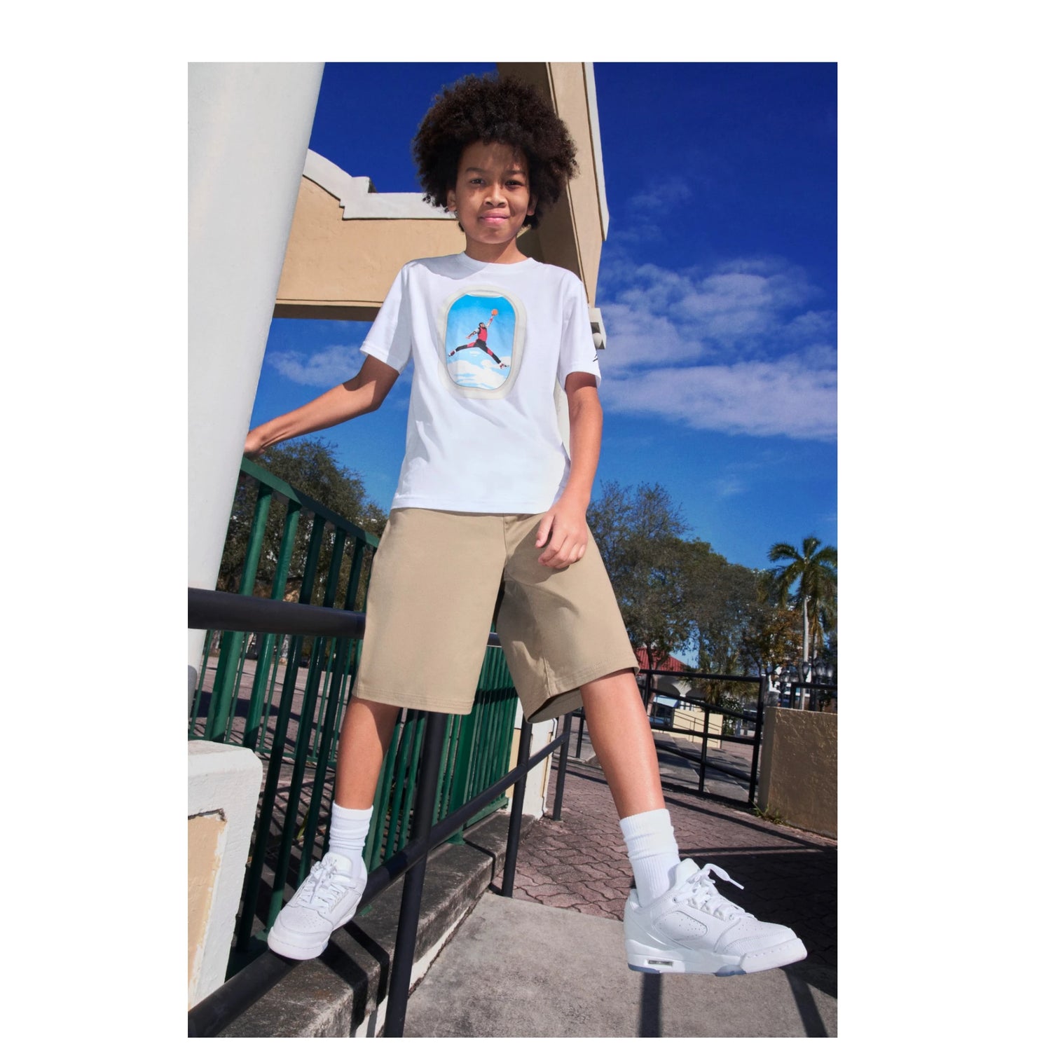 Maglietta bianca Air Jordan Kids Plane Window, T-shirt bambino con logo Jordan e design aeronautico, ottimo per bambini.