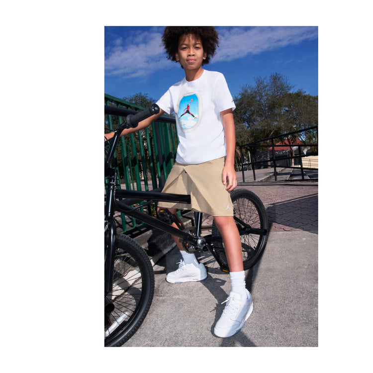 Maglietta Jordan Air Jordan Kids Plane Window Bianca, t-shirt bambino con grafica di finestra aereo bianca e logo Jordan.
