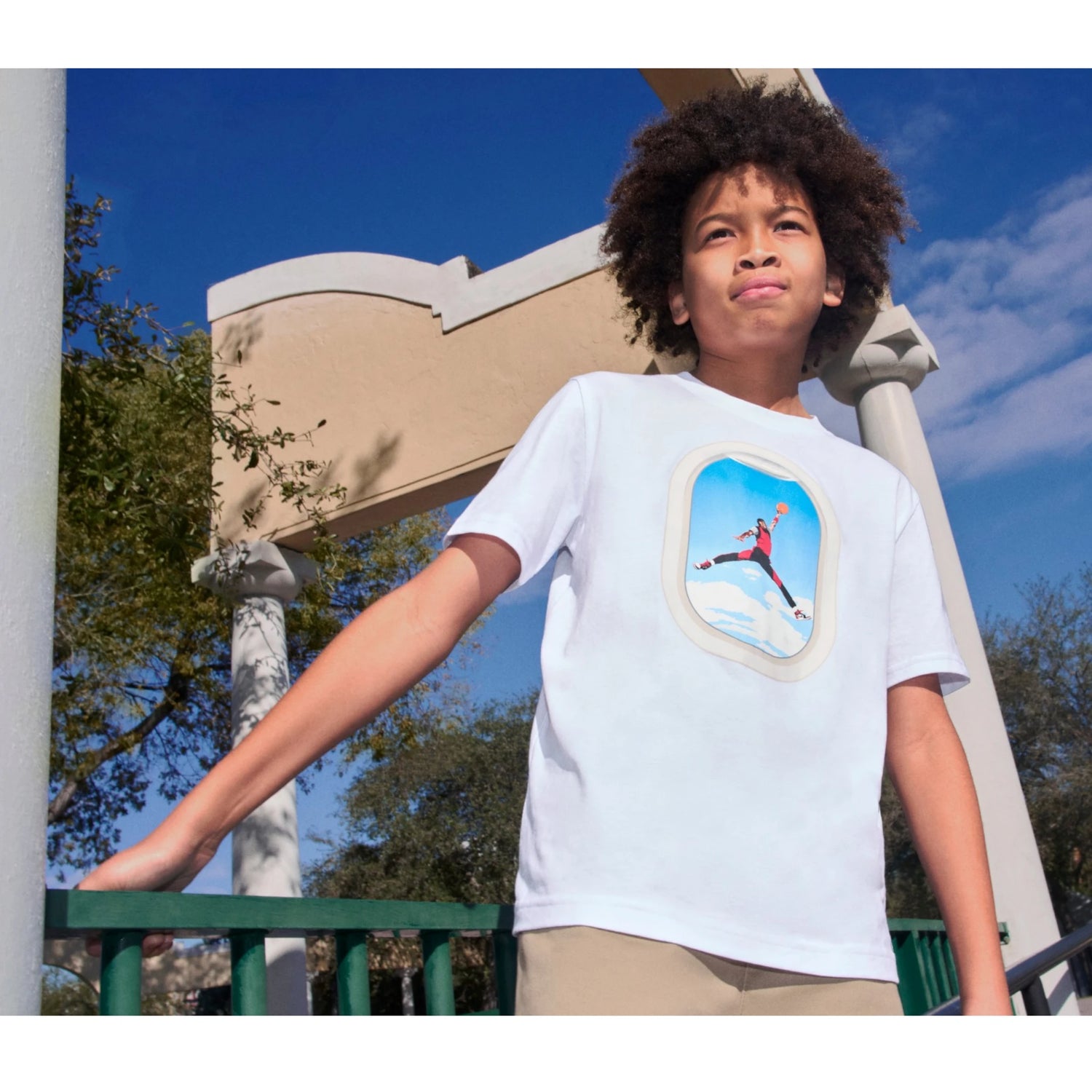 Maglietta Jordan Air Jordan Kids Plane Window Bianca, T-shirt per bambini con stampa di aereo e finestra sullo sfondo.
