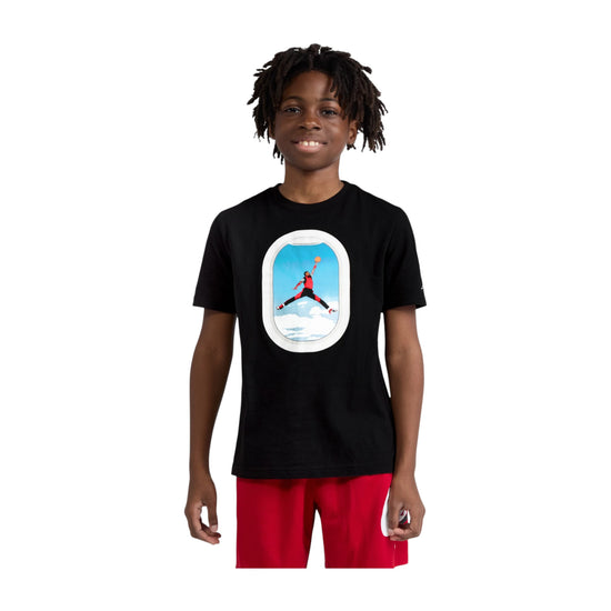 Maglietta Jordan Kids Plane Window Nera, T-shirt bambino con stampa di un aereo e finestra, in cotone morbido e comodo.
