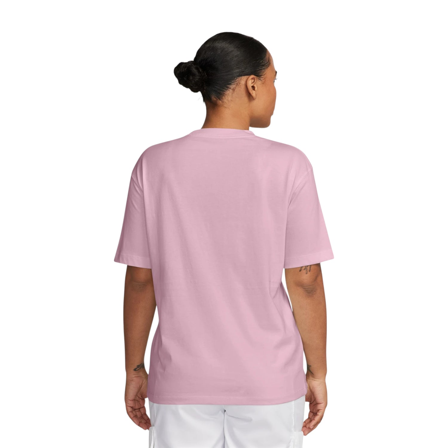 T-Shirt Jordan Essential da donna rosa con logo Jordan sul cuore. Jordan women