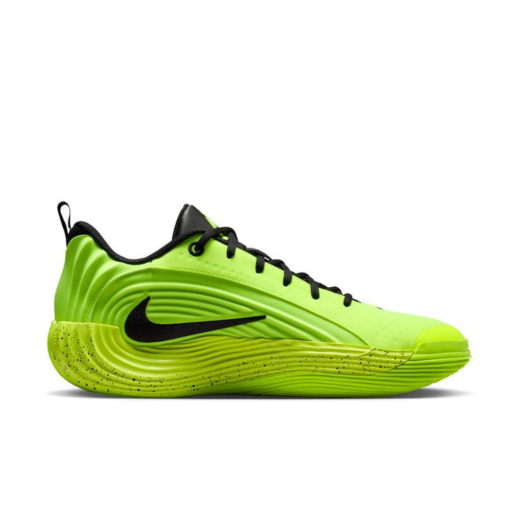 Scarpe da basket Nike Giannis Immortality 5 Barely Volt, nere e gialle, con suola e dettagli in colore volt.
